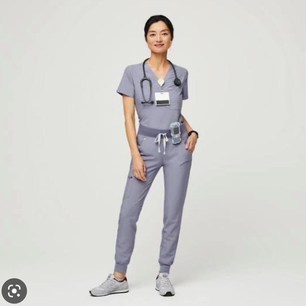 Figs vapor blue small set, Zamora pants and Rafaela top. 10/10